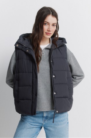 Prešit brezrokavnik s kapuco