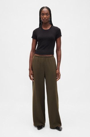 Ženske hlače s širokimi hlačnicami