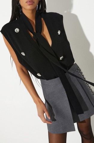 Pleten brezrokavnik z okrasnimi kamni in ozkim šalom