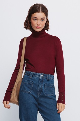 Pleten puli z dekorativnimi gumbi na rokavih