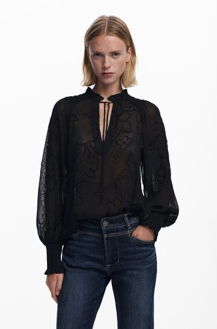 Prosojna bluza s cvetličnimi motivi