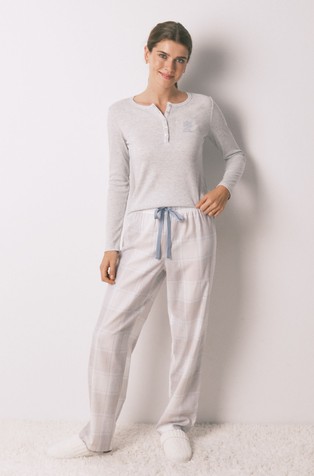 Pižama z dolgimi rokavi in svetlečim videzom