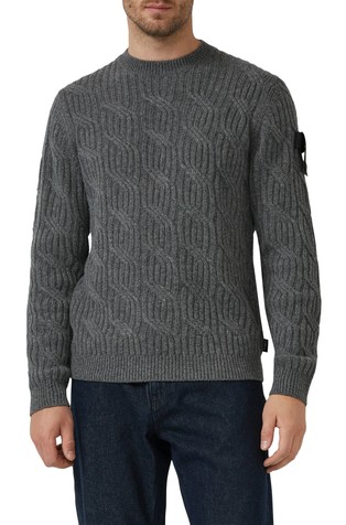 Pleten volnen pulover z našitkom na rokavu