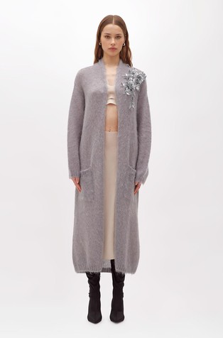 Dolga pletena jopa iz mešanice z moherjem z dekorativnimi rožicami