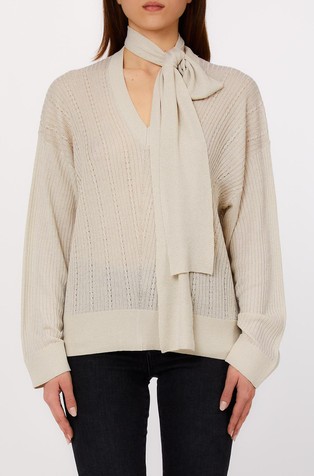 Rebrasto pleten pulover z lureks vlakni in ujemajočim šalom