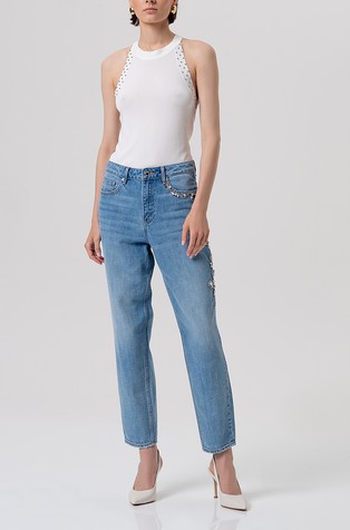Mom fit jeans hlače s spranim videzom in okrasnimi kamenčki