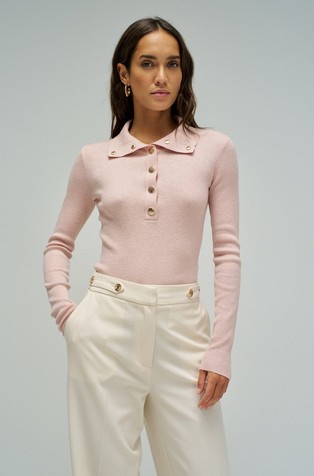 Pletena polo majica z zlato obarvanimi gumbi