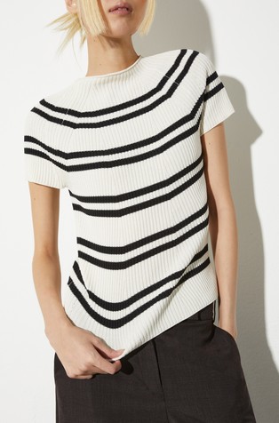 Slim fit rebrasto pletena majica s kratkimi rokavi