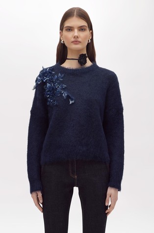 Pleten pulover iz mešanice z moherjem z dekorativnimi rožicami