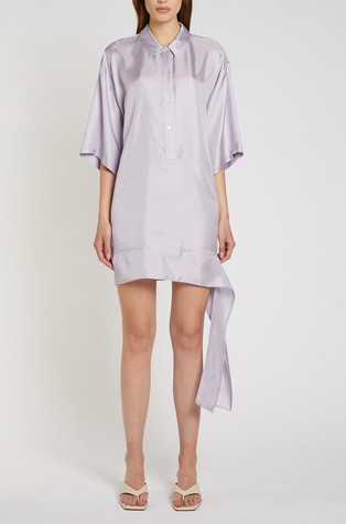 Svilena srajčna obleka s trakom za zavezovanje na spodnjem robu
