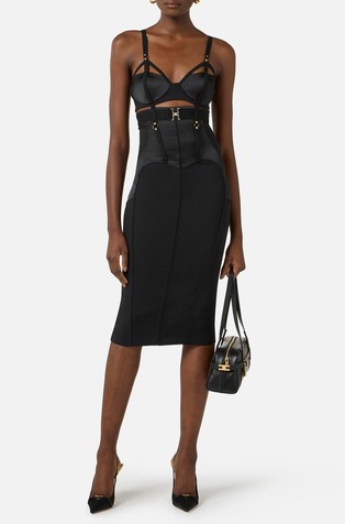 Oprijeta obleka z zasnovo korzeta