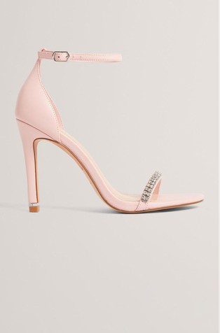 Sandali s peto in okrasnimi kamenčki
