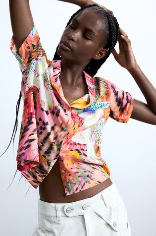 Srajca s kratkimi rokavi in tropskimi motivi