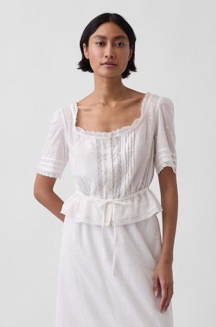 Ženska bluza s čipkastimi obrobami