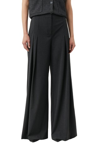 Flowing wide-leg trousers with pleats