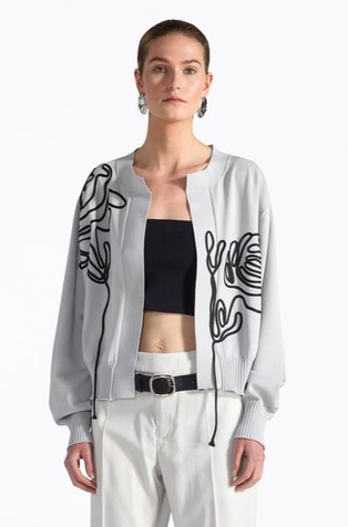 Pletena jopa s kontrastnimi reliefnimi vezeninami