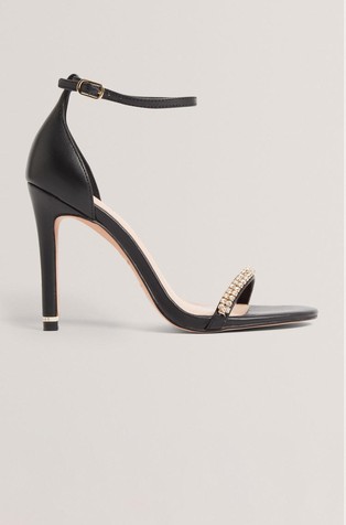 Sandali s peto in okrasnimi kamenčki