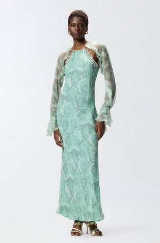 Svilena obleka s cvetličnim vzorcem in naborki