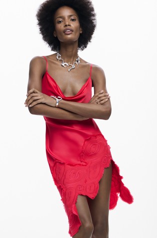 Asimetrična satenasta obleka s čipko