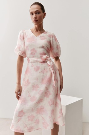 Obleka s cvetličnim vzorcem in pasom