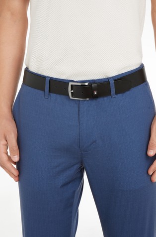 TOMMY HILFIGER Denton usnjen pas z zastavico na pasni zanki Črna - Black 3