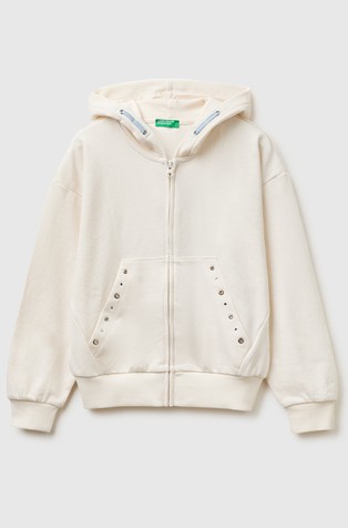 Comfort fit jopa s kapuco in okrasnimi rinkami