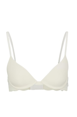 Underwire bra with lace trims