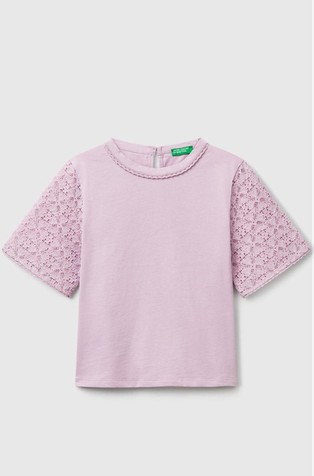 T-shirt with lace sleeve
