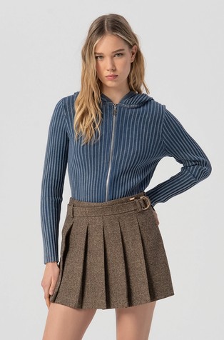 Vzorčaste kratke hlače s plisiranim preklopom in pasom