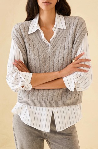 Pleten brezrokavnik z vzorcem verig in okrasnimi kamenčki