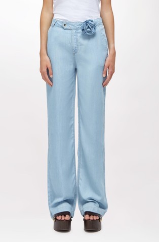 Ravne hlače iz liocela z odstranljivim dekorativnim cvetom