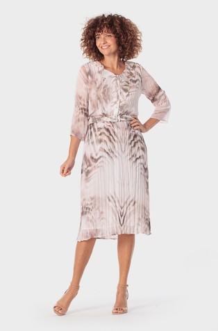 Plisirana obleka z vzorcem in pasom