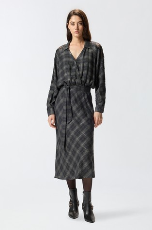 Dolga karirasta obleka s čipkastimi vstavki