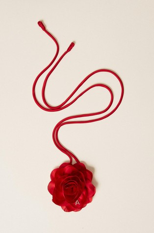 Ogrlica z dekorativnim cvetom