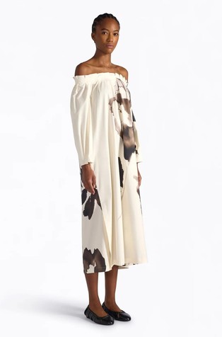 Obleka z odkritimi rameni in cvetličnim potiskom