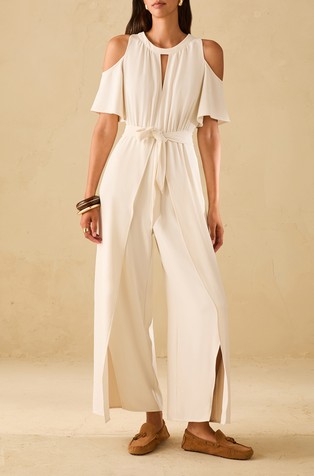 Kombinezon z izrezi in razporkom na hlačnicah