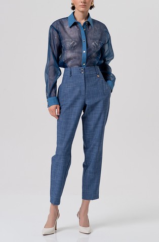 Hlače z zožanimi hlačnicami in karirastim vzorcem