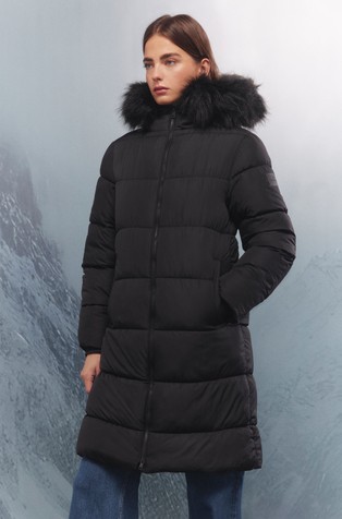 Dolga prešita bunda s kapuco in umetnim krznom