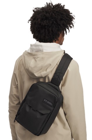 UNDER ARMOUR Triumph vodoodbojen nahrbtnik z eno naramnico Črna - Black 4