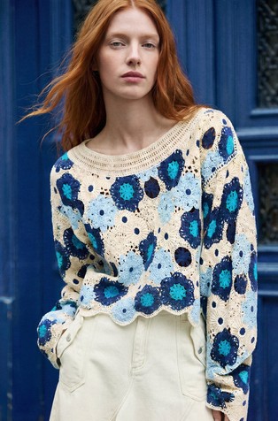 Pulover v kvačkanem slogu s cvetličnim vzorcem