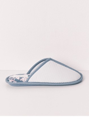 Teksturirani copati s cvetličnimi motivi