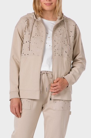 Jopa s kapuco in vezenima vstavkoma