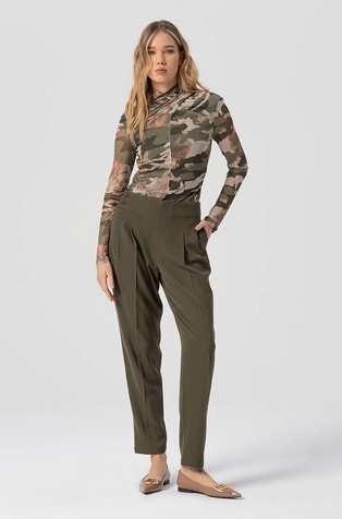 Hlače z gubami in zožanimi hlačnicami