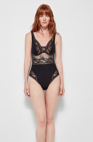 Bodi iz tila in čipke z oblikovalnim učinkom