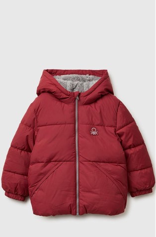 Prešita bunda s kapuco in kosmateno podlogo