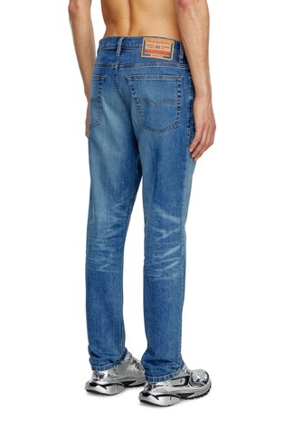 DIESEL Tapered fit jeans hlače - 2023 D-Finitive 0GRDP Modra - Medium Blue 2