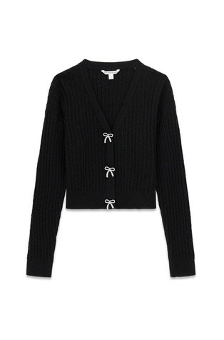 Rebrasto pletena jopa s pentljami iz okrasnih kamenčkov