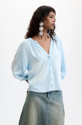 Bluza iz liocela s cvetličnimi vezeninami