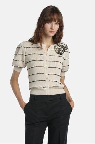 Cropped pletena jopa s kratkimi rokavi in dekorativnim cvetom