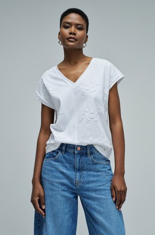 Majica z V-izrezom in vezeninami